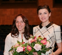 Mariya Savinova. Russian Olympic Committee. The best athlete of 2012. Awarding the prize from journalists the Silver fallow deer. With Anna Chicherova